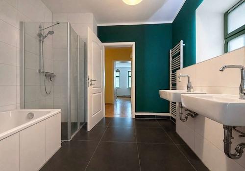 Dusche und Wanne