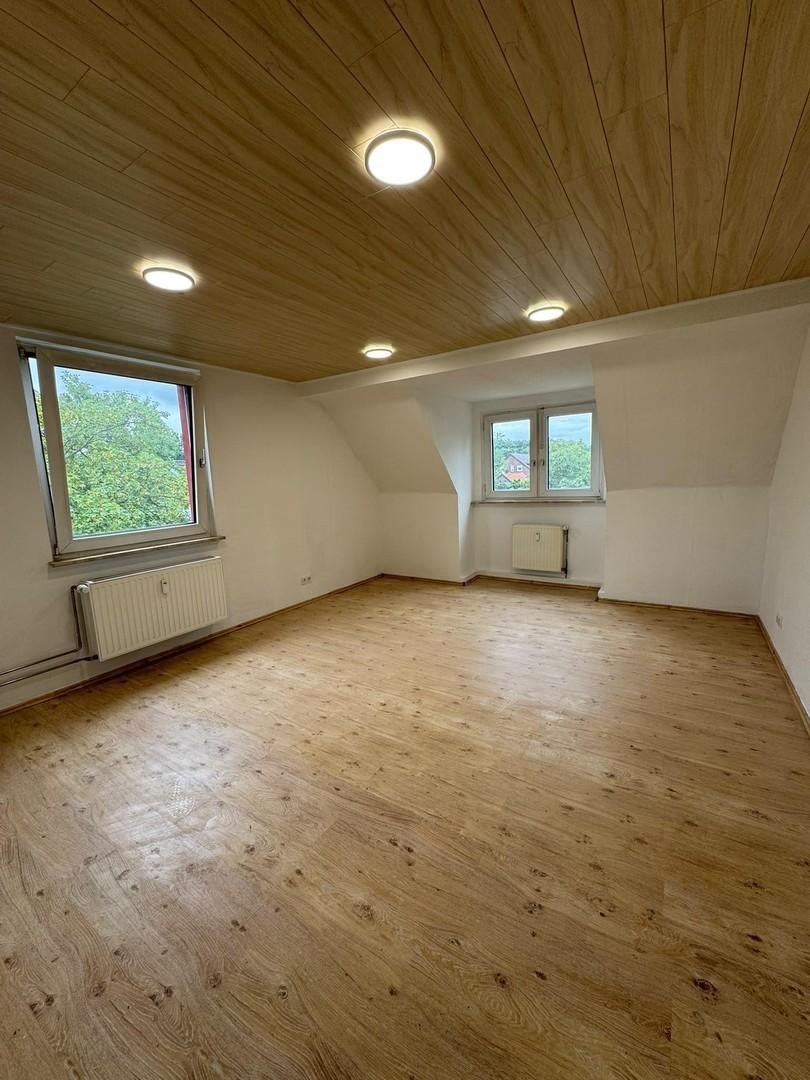 Großes, helles Wohnzimmer