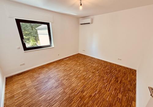 Schlafzimmer von links