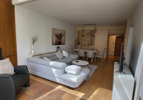 Wohnzimmer mit Einbauschränken