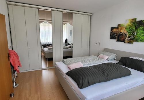Schlafzimmer mit Einbauschrank