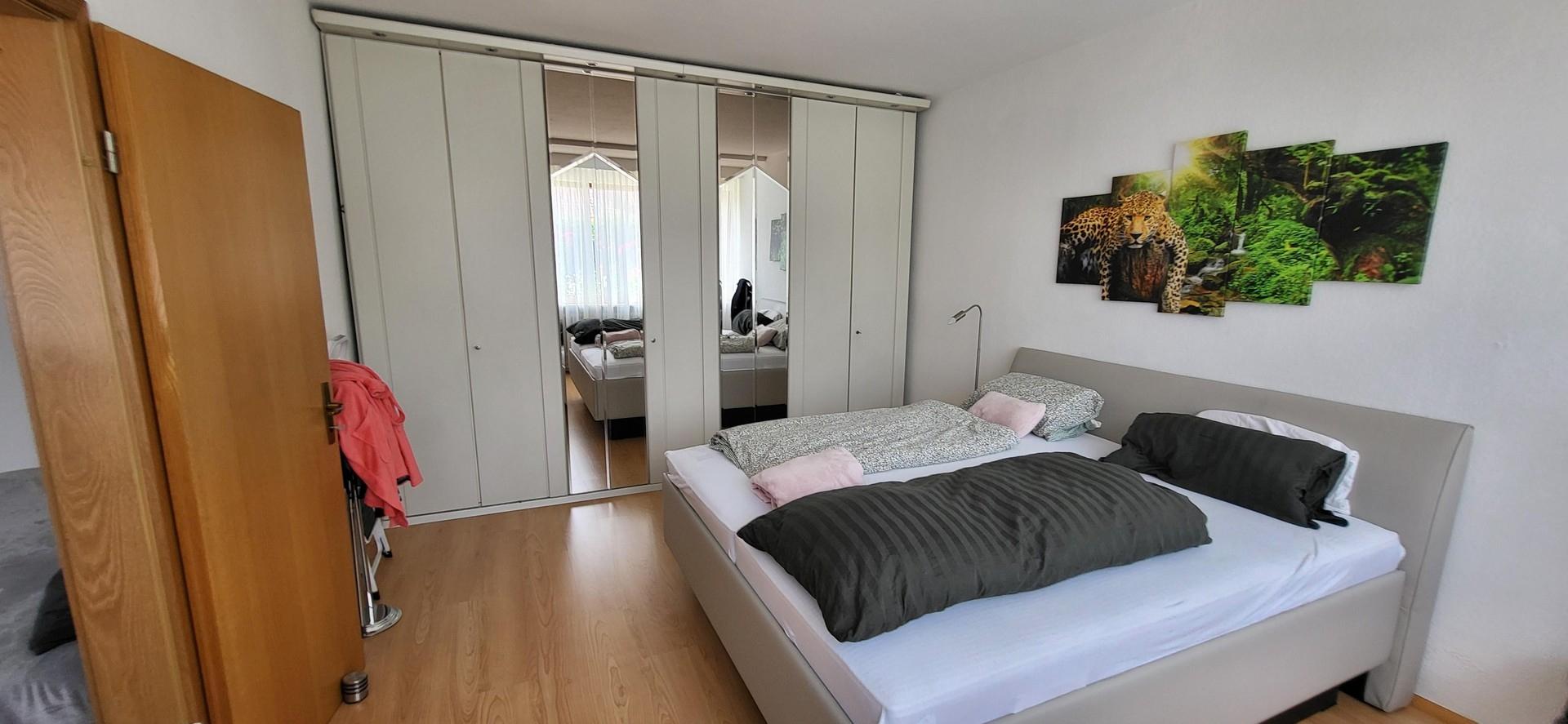 Schlafzimmer mit Einbauschrank