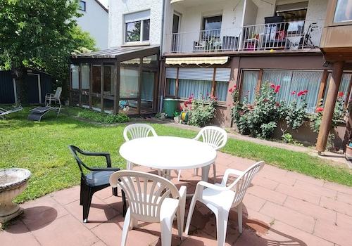 1. Terrasse mit Gartenmöbel