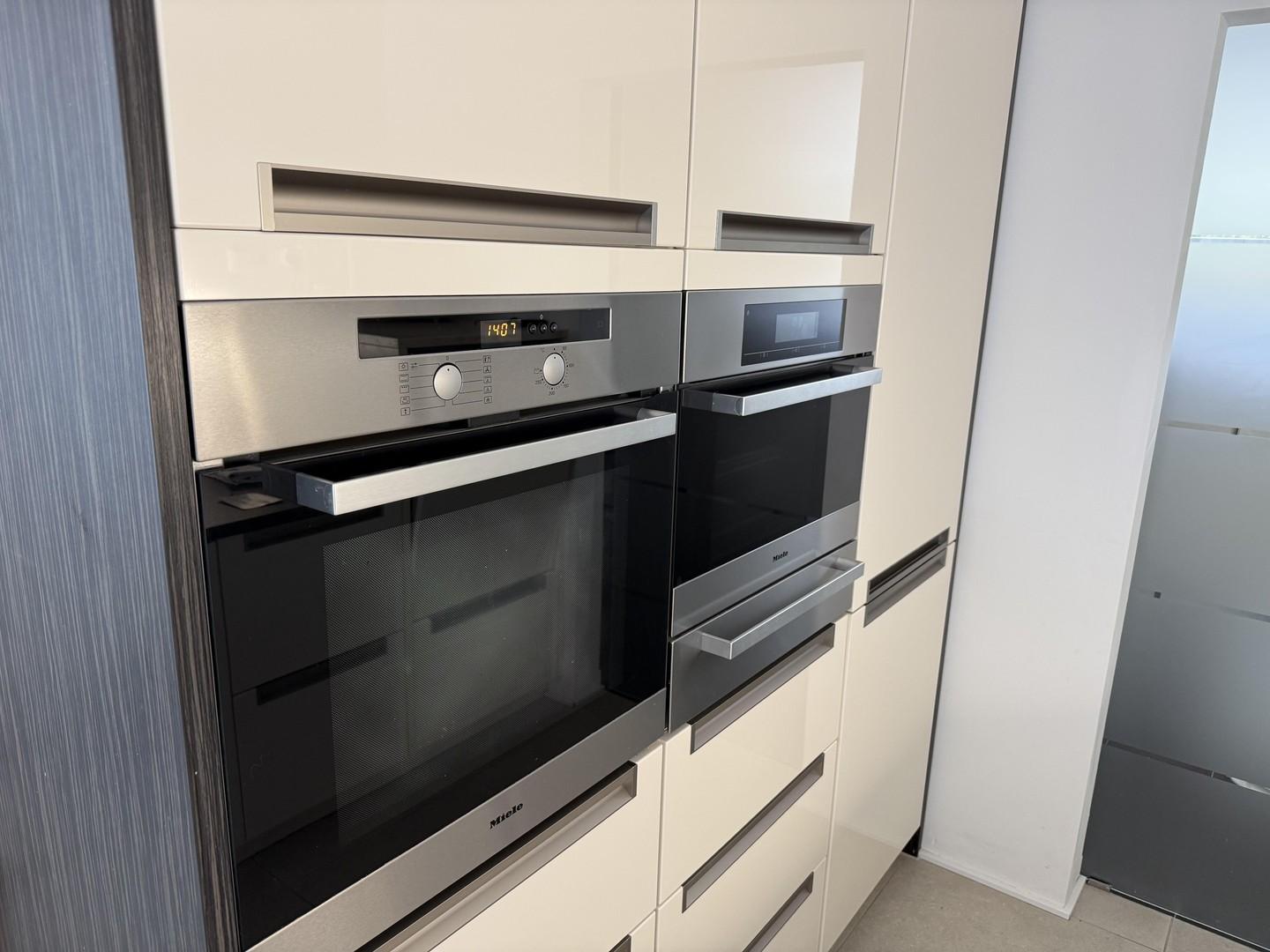 Backofen und Dampfgarer
