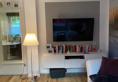 Flat TV wandhängend