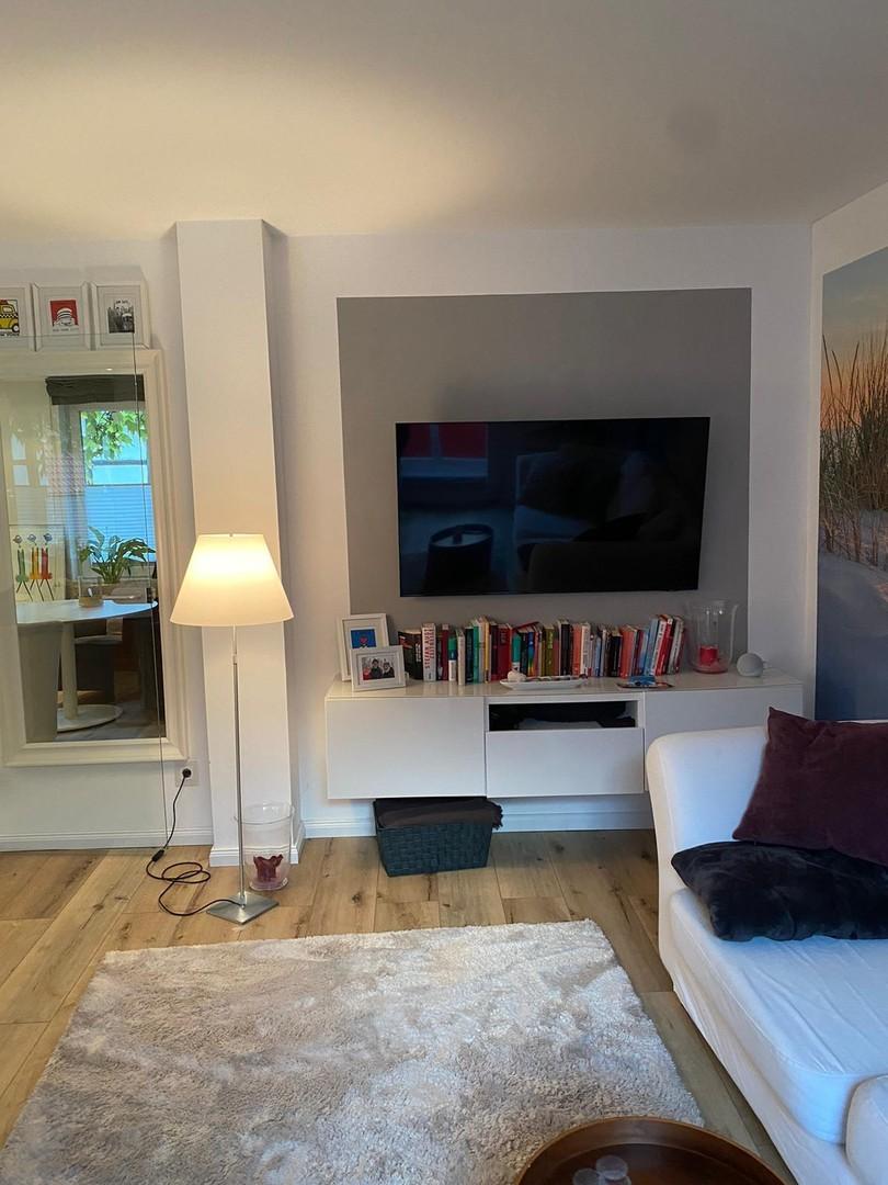 Flat TV wandhängend