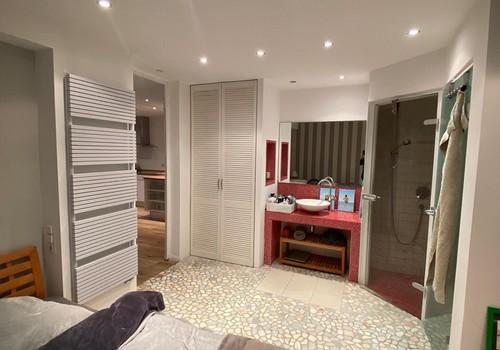 Totale Schlafzimmer Badezi.