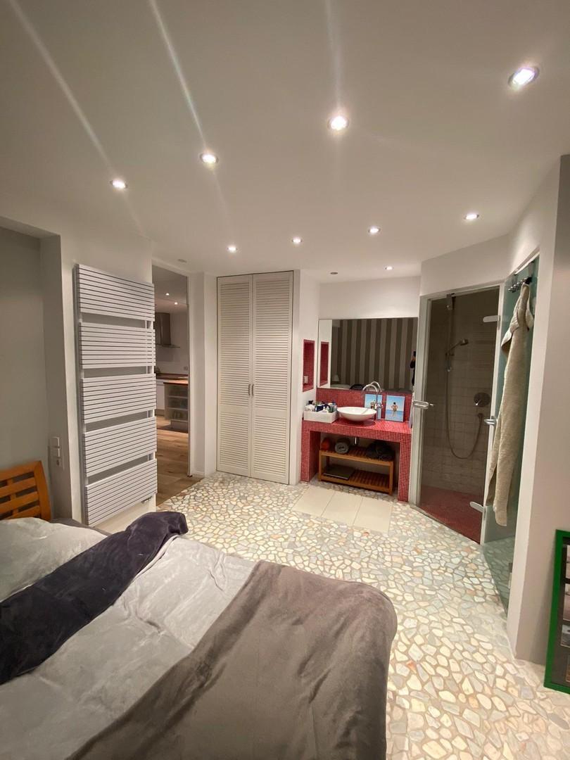 Totale Schlafzimmer Badezi.