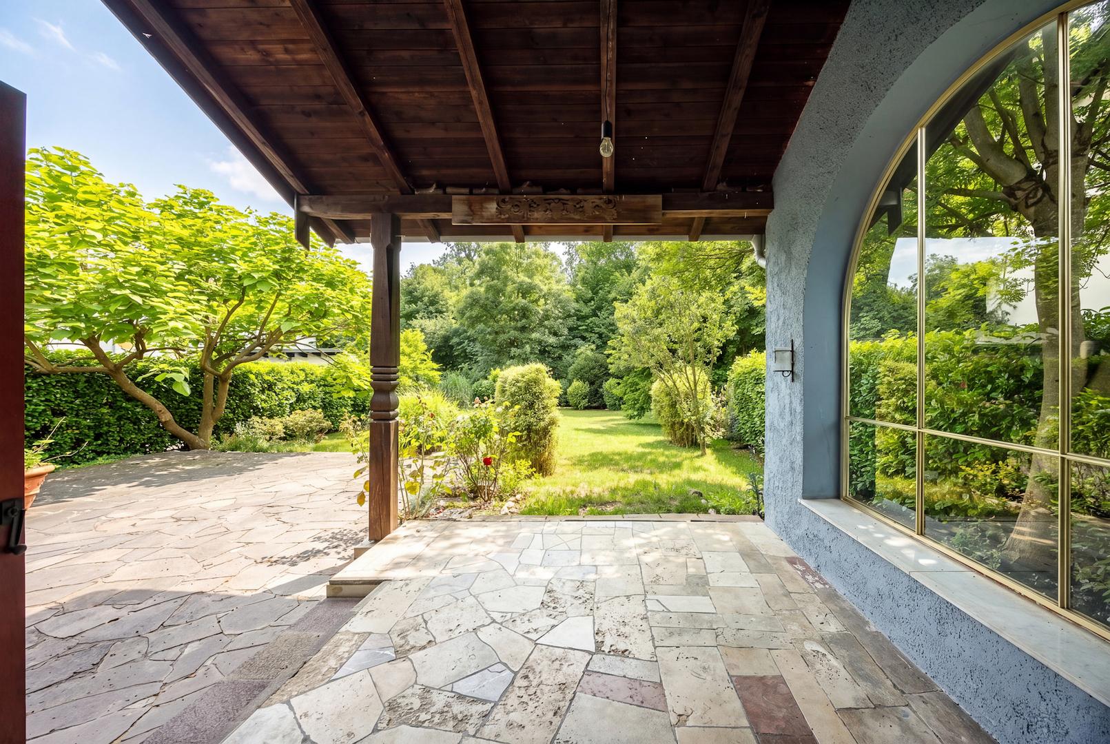Blick auf Terrasse und Garten