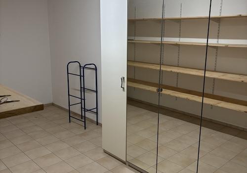 Keller mit Schrank