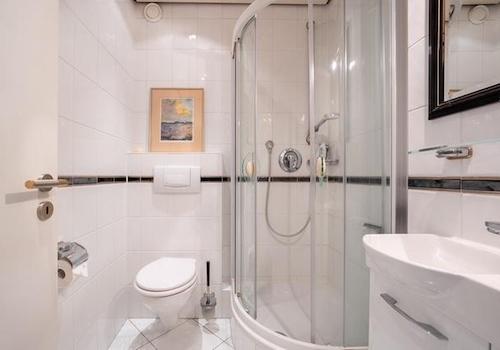Gäste-WC mit Dusche