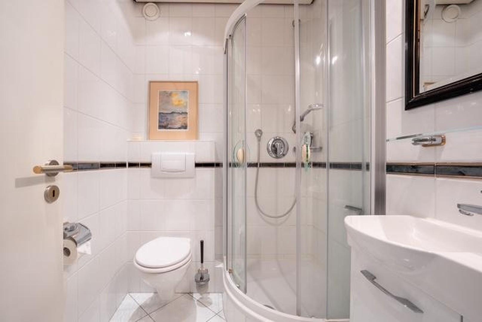 Gäste-WC mit Dusche
