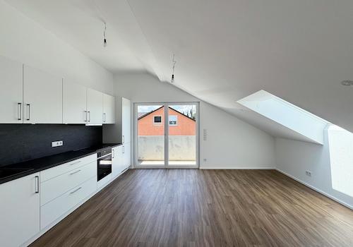 Wohnzimmer mit offener Küche