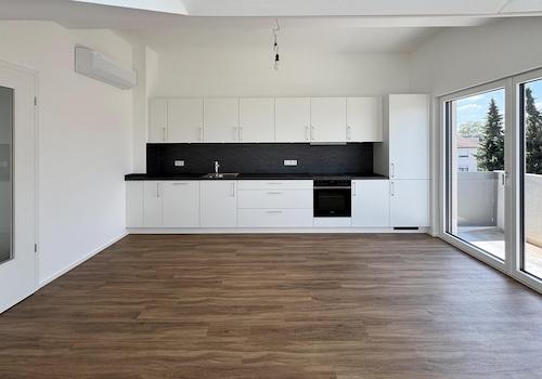Wohnzimmer mit offener Küche