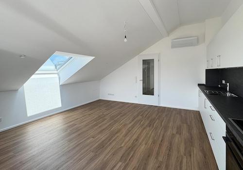 Wohnzimmer mit offener Küche