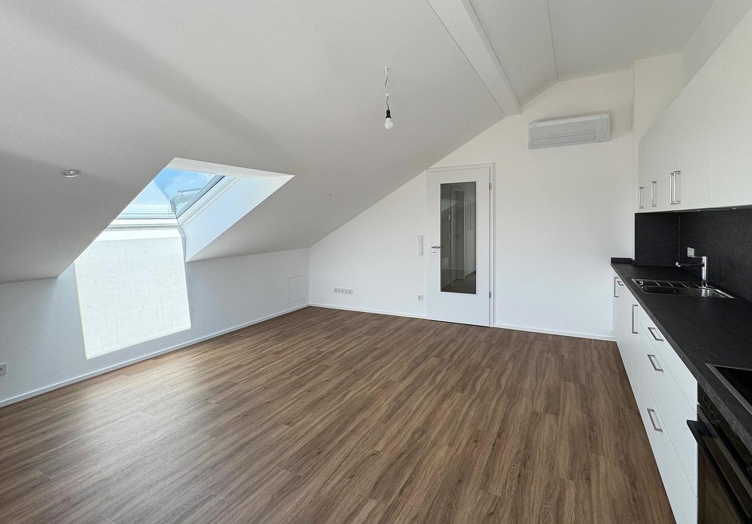 Wohnzimmer mit offener Küche