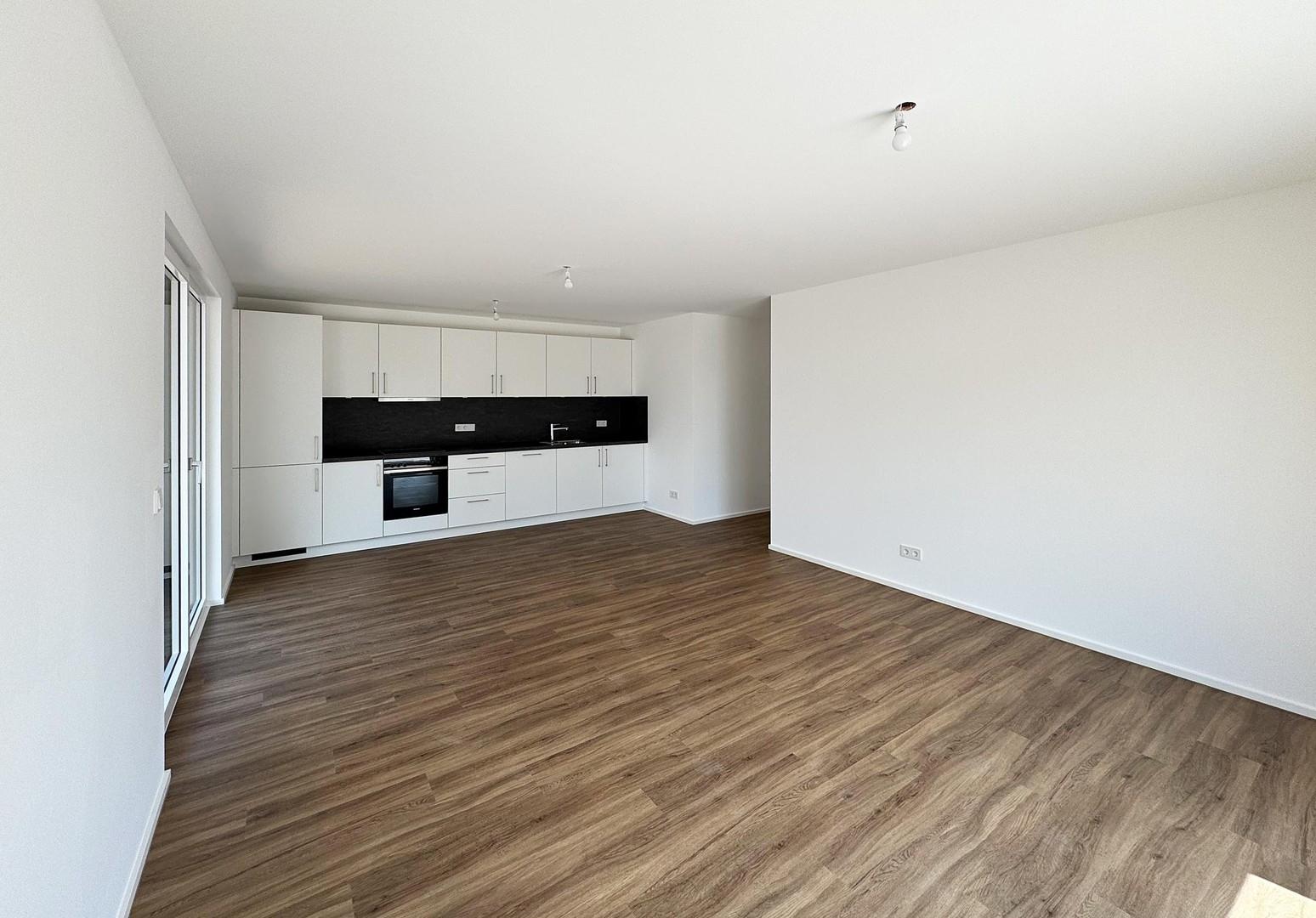 Wohnzimmer mit offener Küche