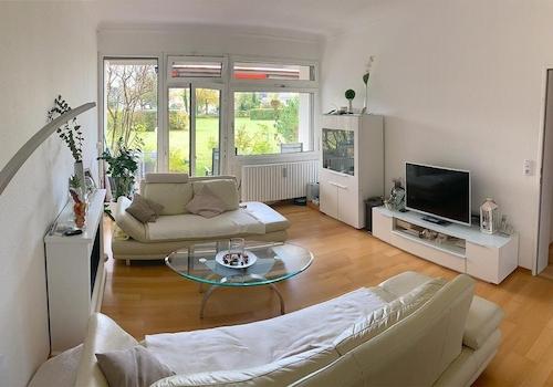 Wohnzimmer mit Tür zu Terrasse
