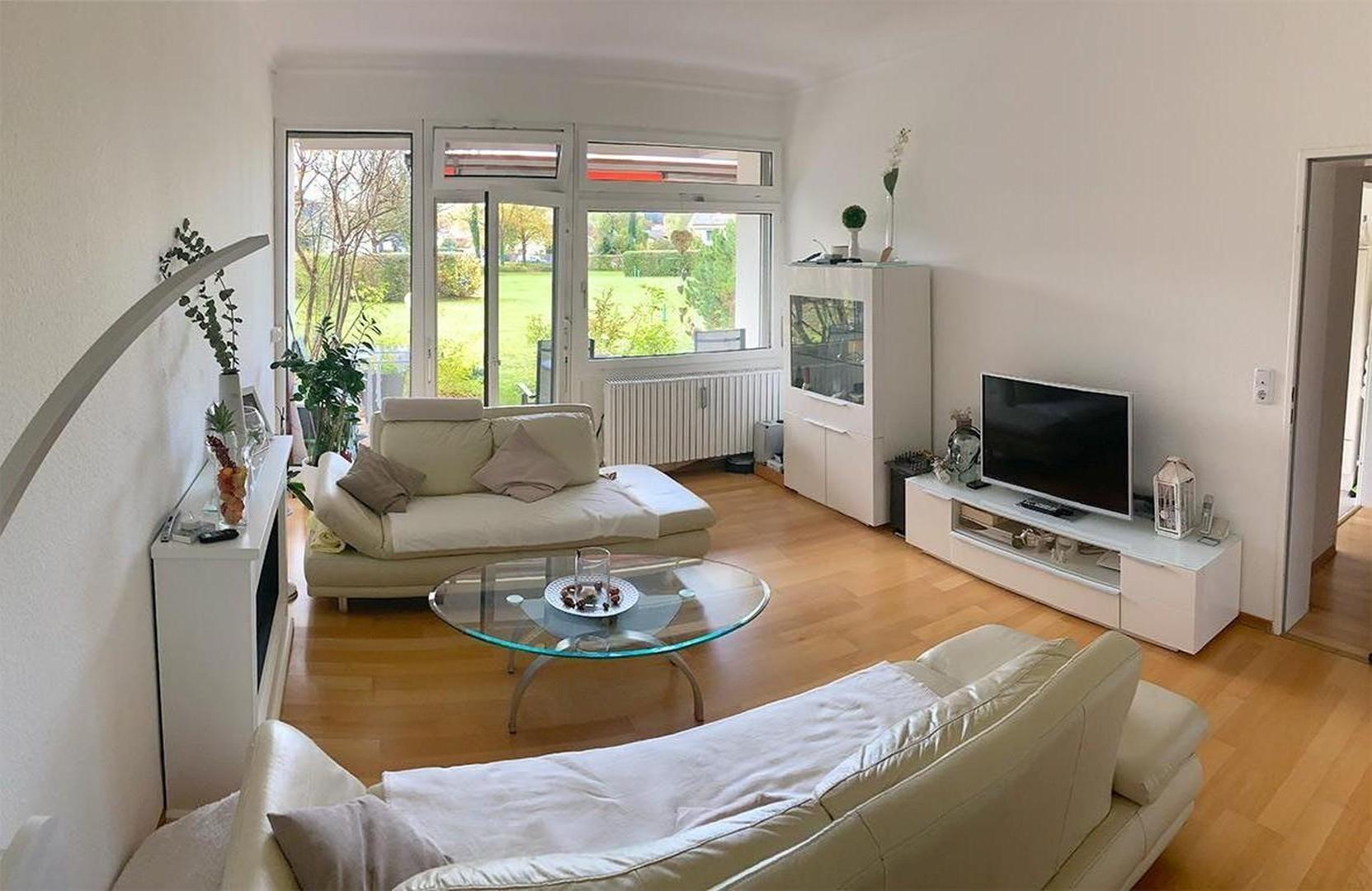 Wohnzimmer mit Tür zu Terrasse