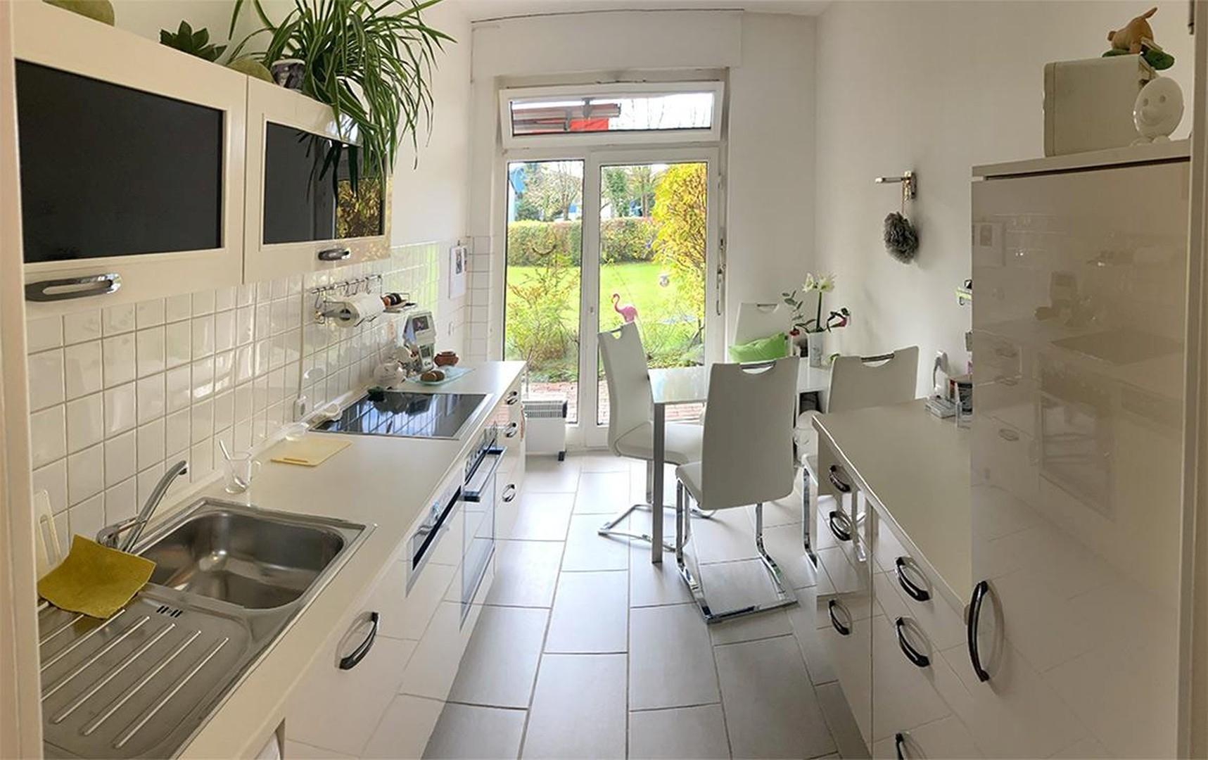 Küche mit Tür zur Terrasse