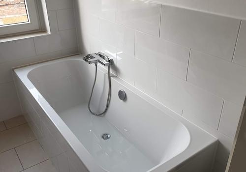 Badewanne, mit Mittelabfluss