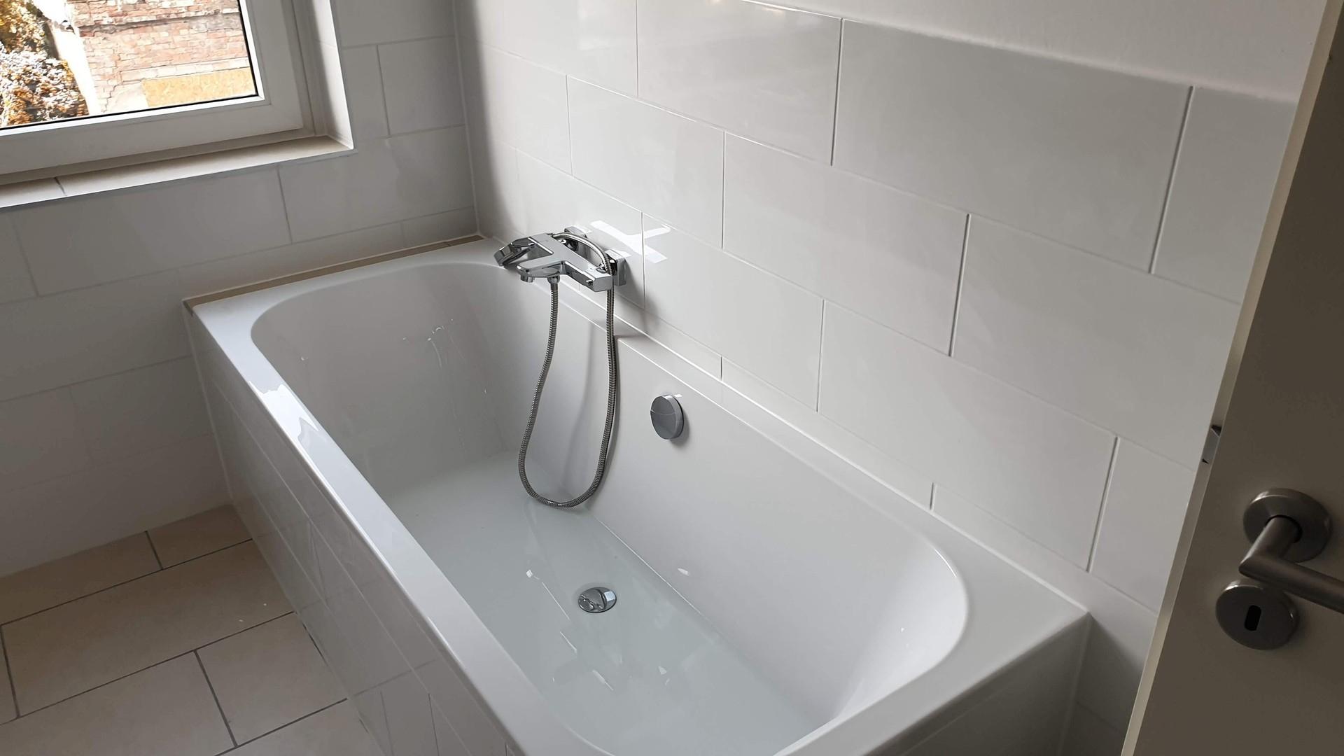 Badewanne, mit Mittelabfluss