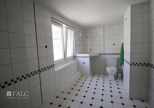 Badezimmer mit Eckbadewanne