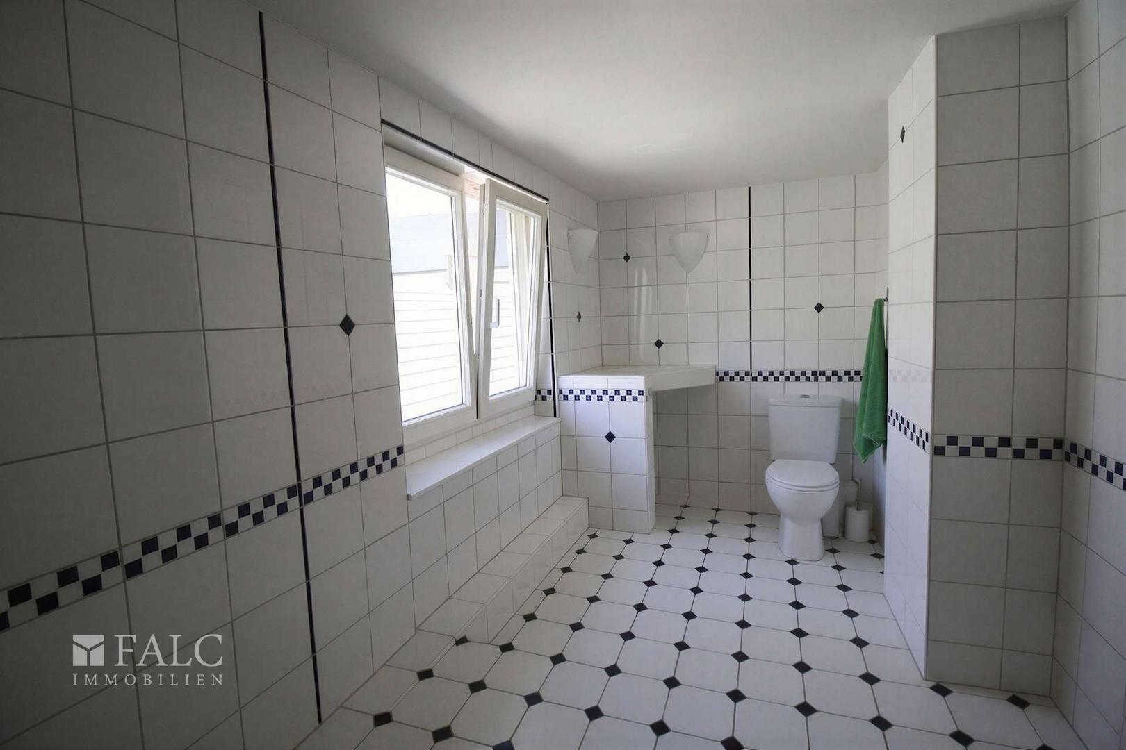 Badezimmer mit Eckbadewanne