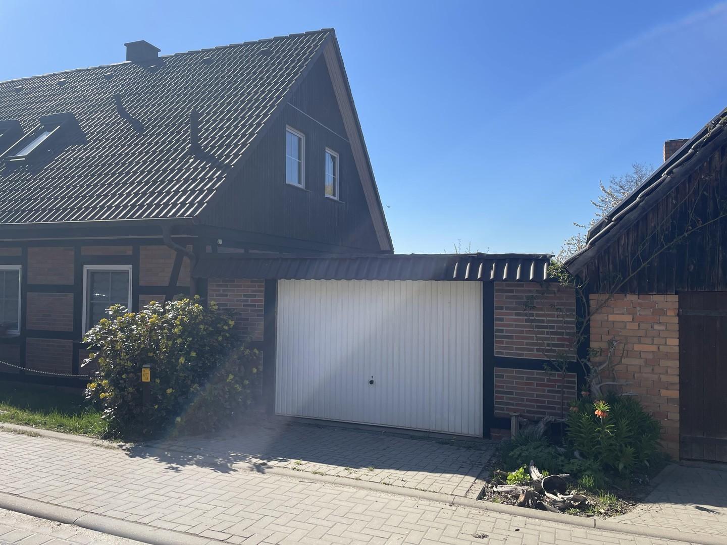 Vorderansicht Garagenseite