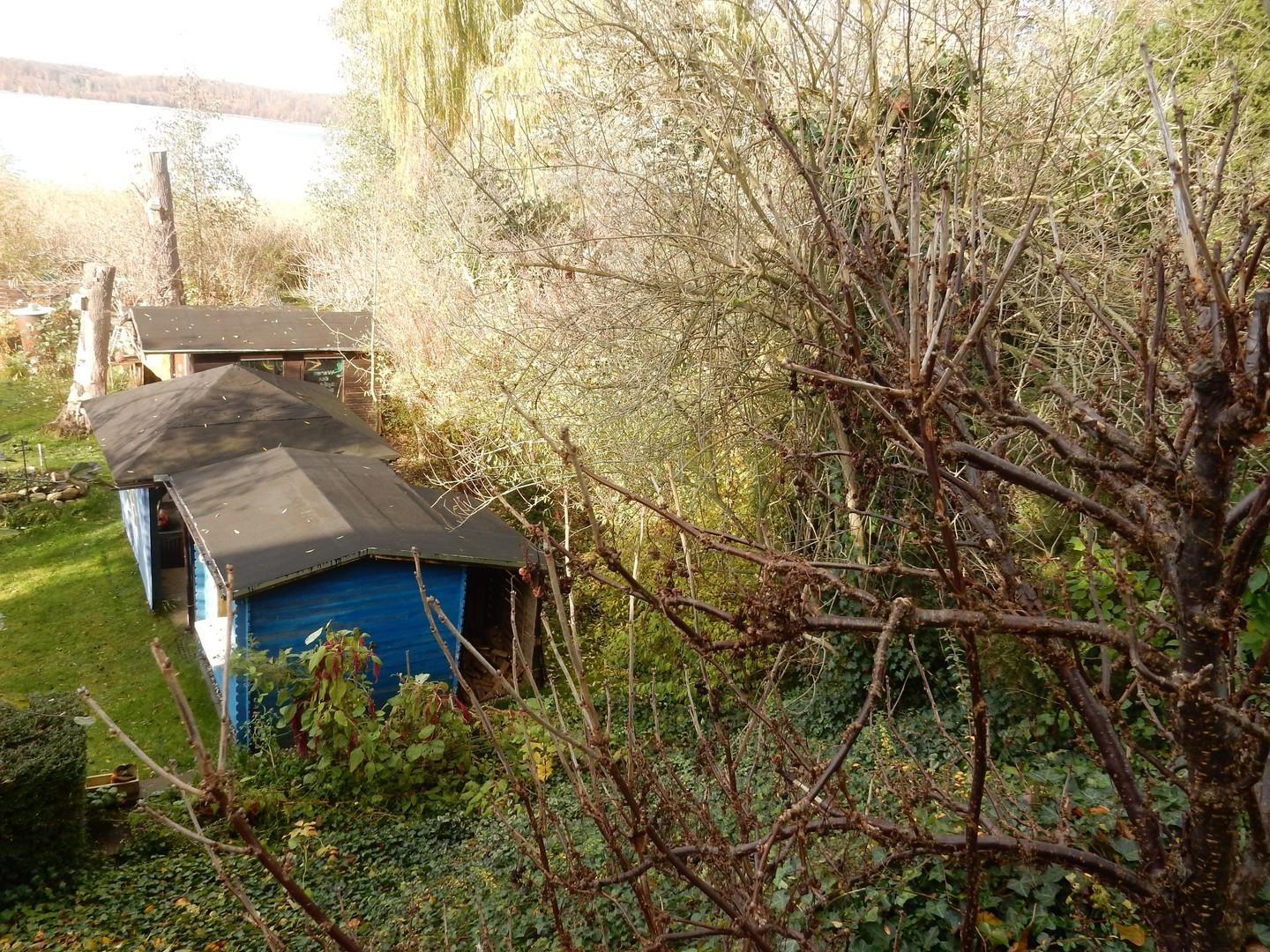 Blick von oben auf Gartenhaus