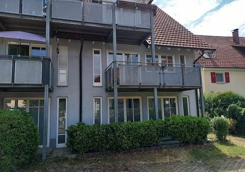 Rückseite Haus mit Stellplatz 