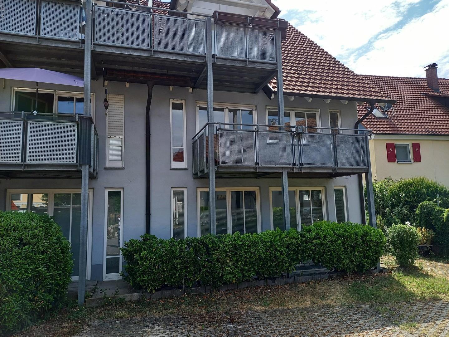 Rückseite Haus mit Stellplatz 