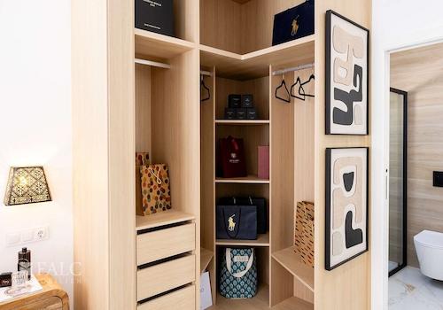 Begehbarer Kleiderschrank
