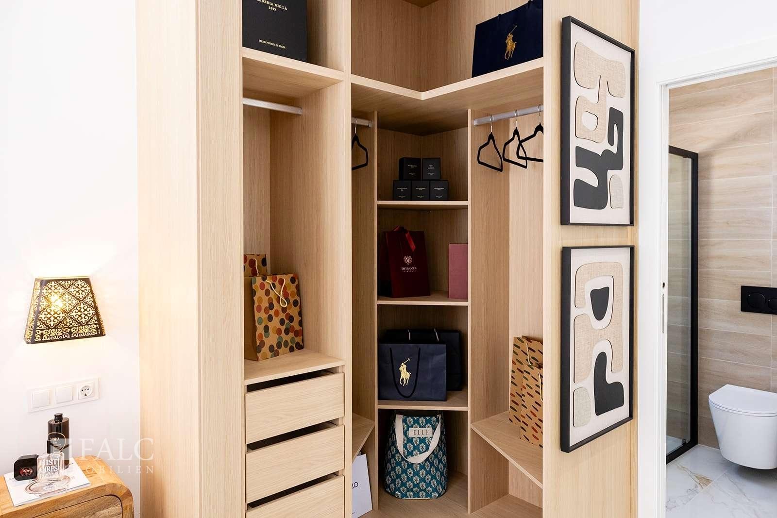 Begehbarer Kleiderschrank
