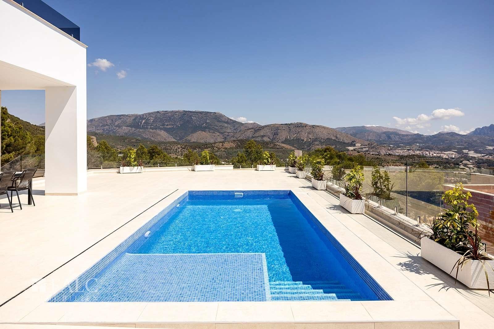 Pool mit Ausblick