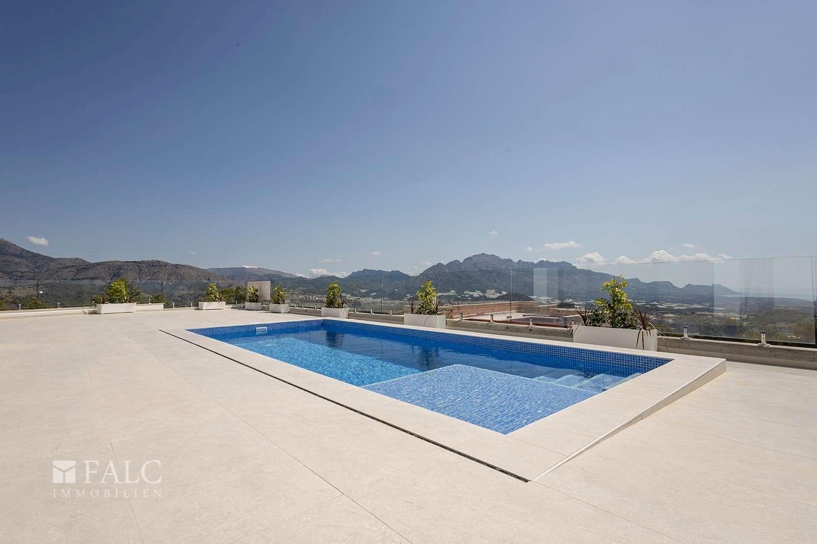 Swimmingpool mit Aussicht