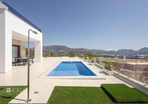 Dein eigener Pool mit Meer & Berge 