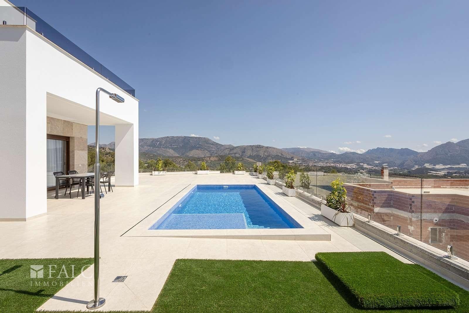 Dein eigener Pool mit Meer & Berge 