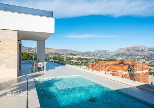 Pool und Terrasse