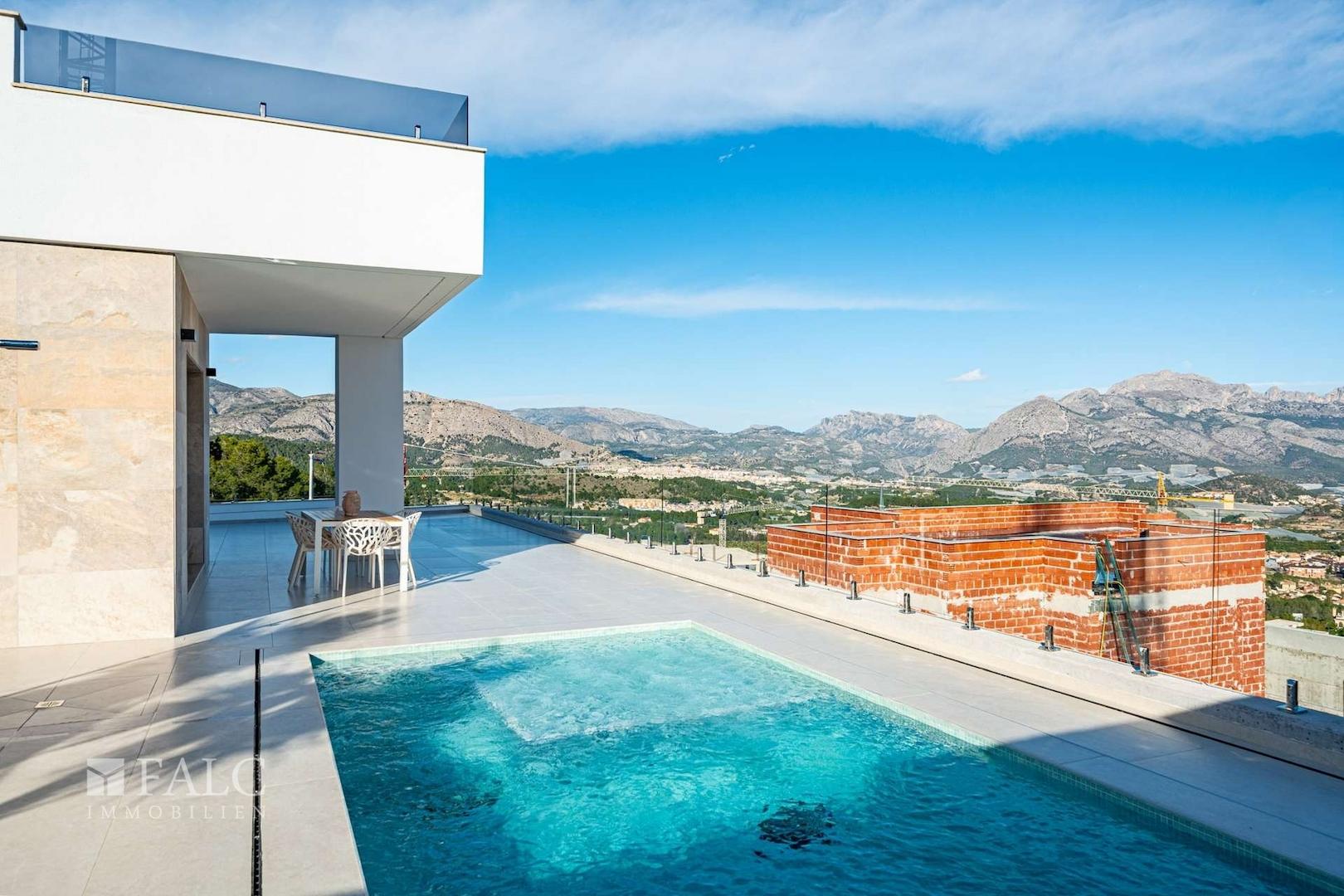 Pool und Terrasse