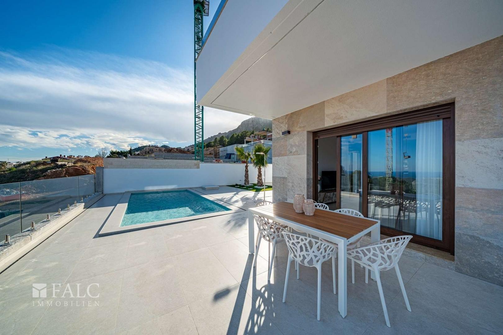 Terrasse mit Pool