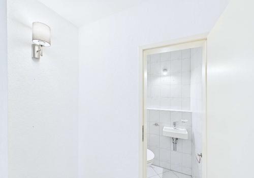 Blick vom Flur zum Gäste-WC