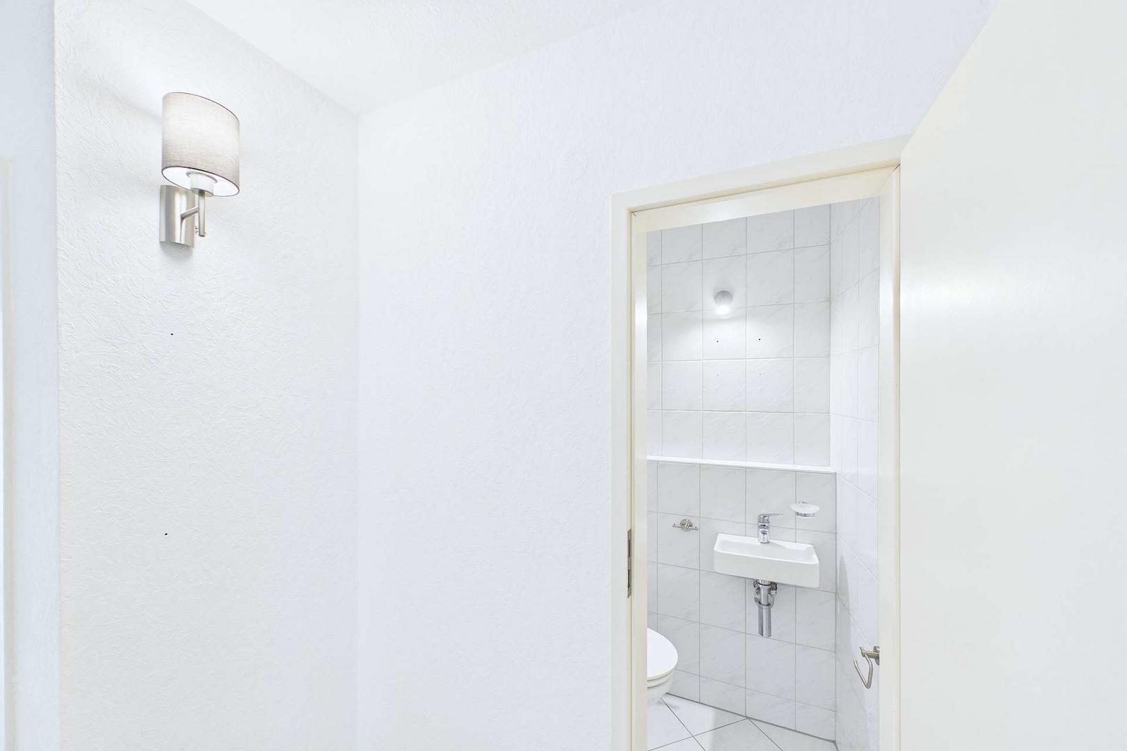 Blick vom Flur zum Gäste-WC