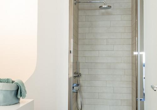 Bad mit Designer-Dusche