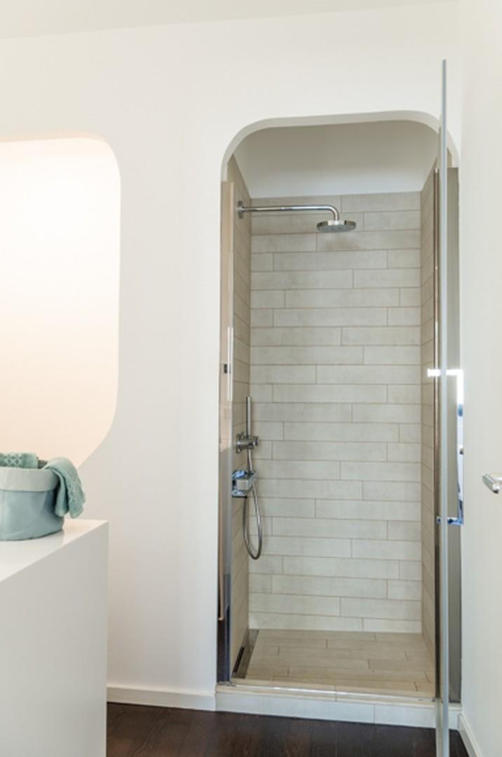 Bad mit Designer-Dusche
