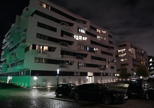 Gebäudeansicht (nachts)