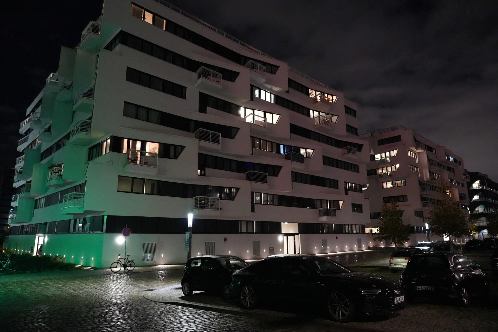 Gebäudeansicht (nachts)