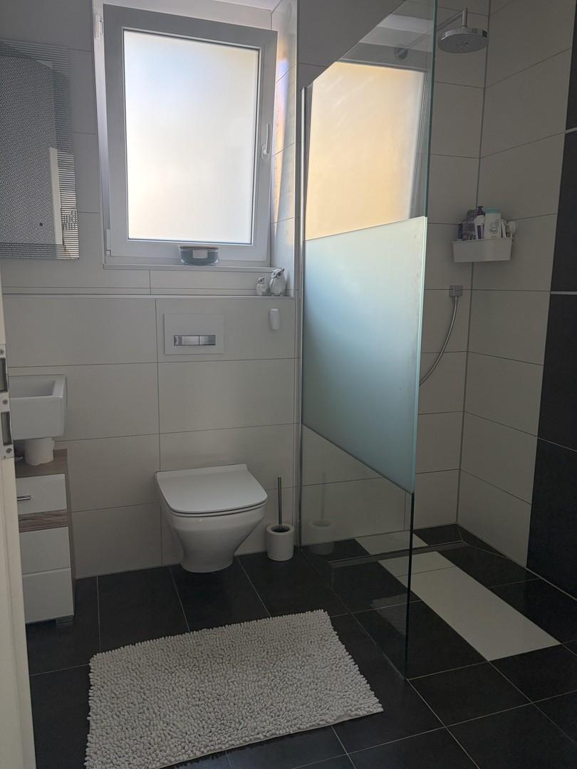 Gäste-WC mit Dusche