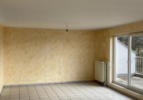 Helles Wohnzimmer mit Balkon