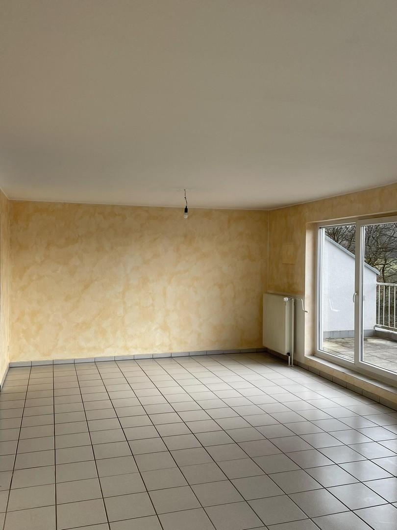 Helles Wohnzimmer mit Balkon